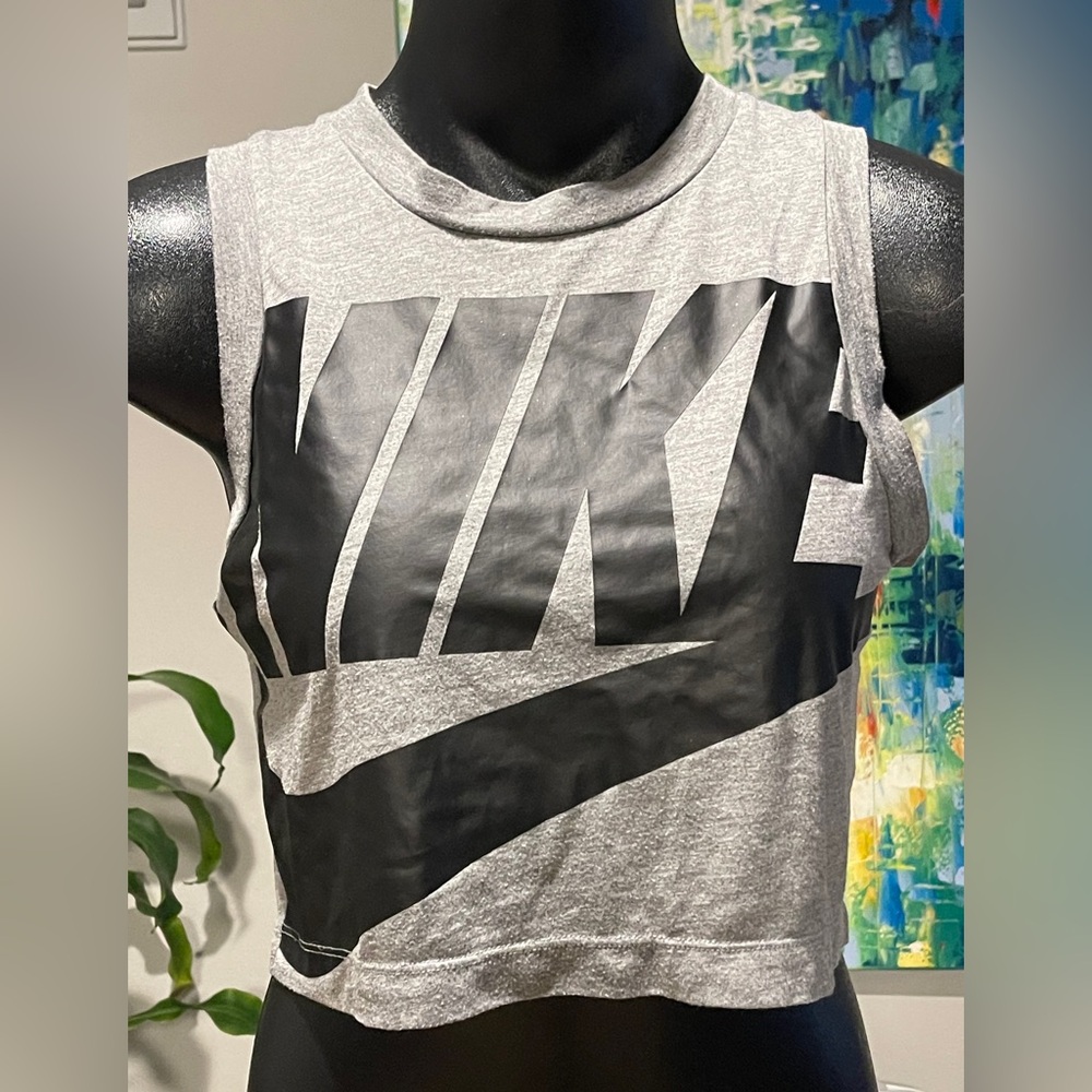 Nike Heather Gray and Black Graphic Cropped Tank, Size Small